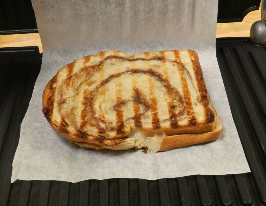 Parchment paper in grill cake