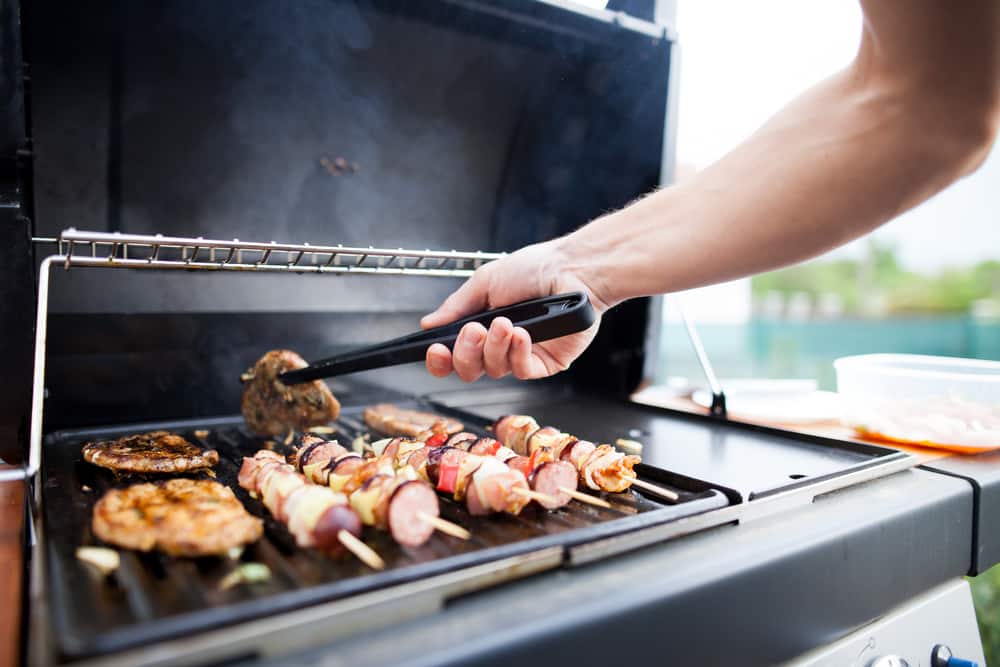 Using silicone tool while grilling